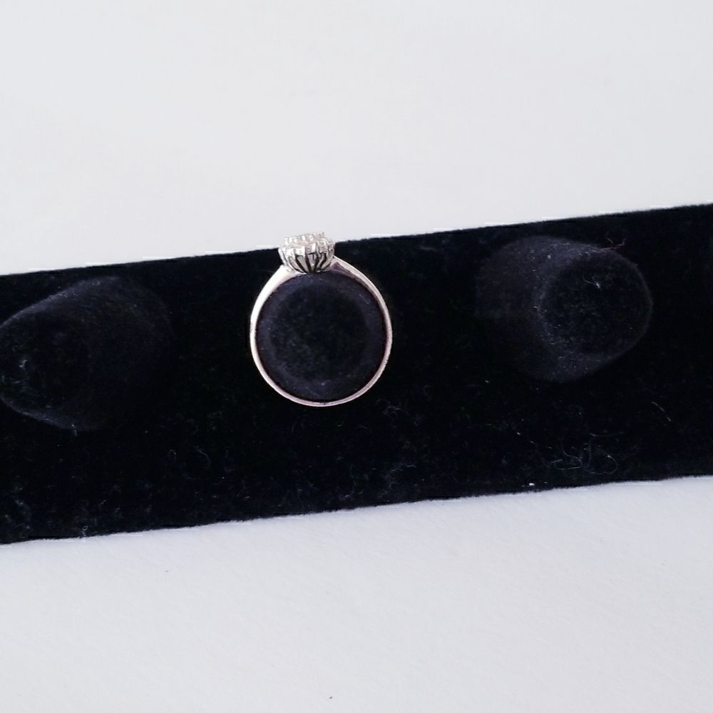 Silver round diamond ring - Picture 5 of 8